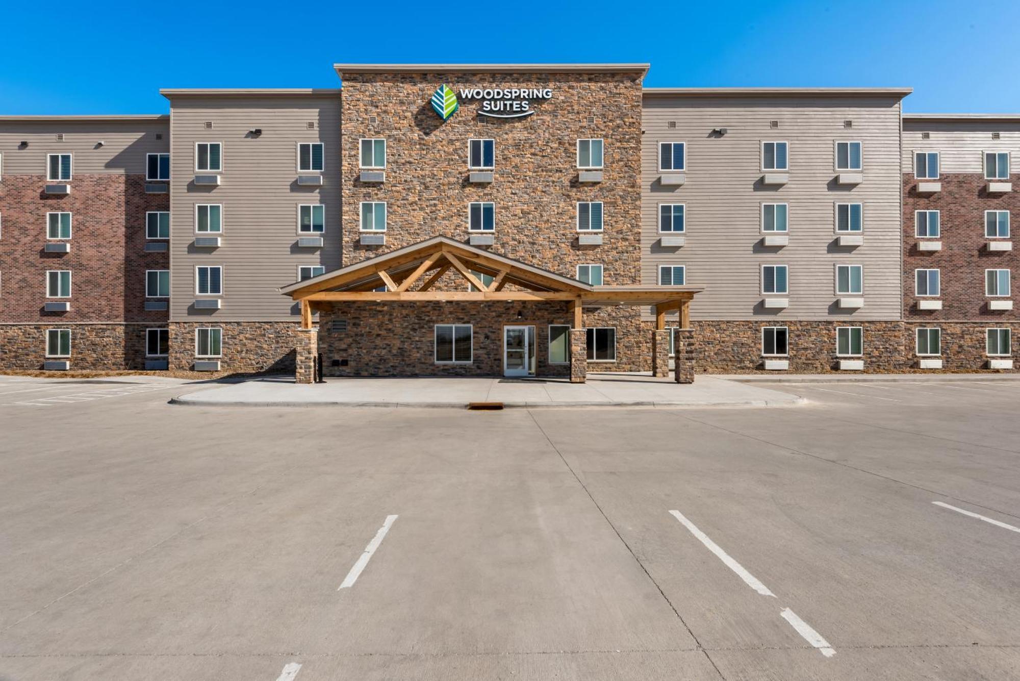 Woodspring Iowa Hotel *